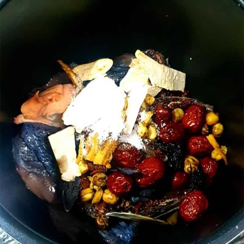 Gà hầm ngải cứu