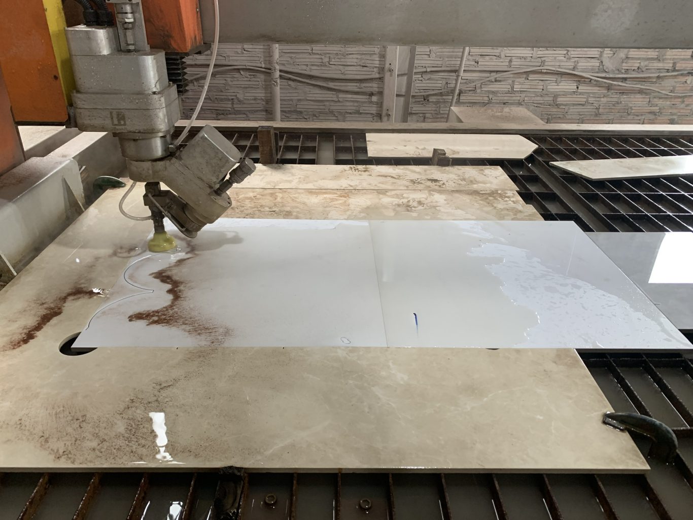 cắt gạch cnc tia nước